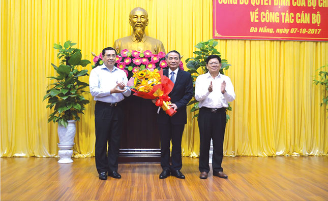 3 Municipal Party Committee Secretary Truong Quang Nghia being congratulated by municipal Party Committee Deputy Secretary Vo Cong Tri (right) and People’s Committee Chairman Huynh Duc Tho at the appointment decision announcement ceremony (Photo: Viet Dung)