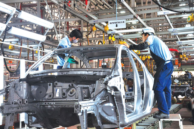 4 Workers inside a local factory (Photo: Thanh Lan)