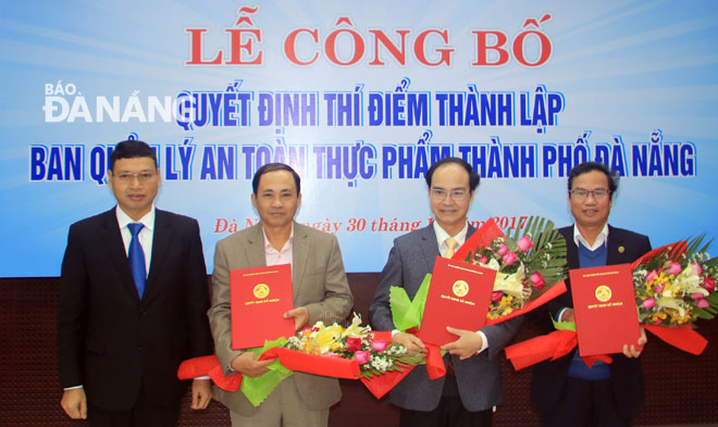 Phó Chủ tịch UBND thành phố Hồ Kỳ Minh trao quyết định bổ nhiệm Trưởng và 2 Phó Ban quản lý ATTP thành phố.