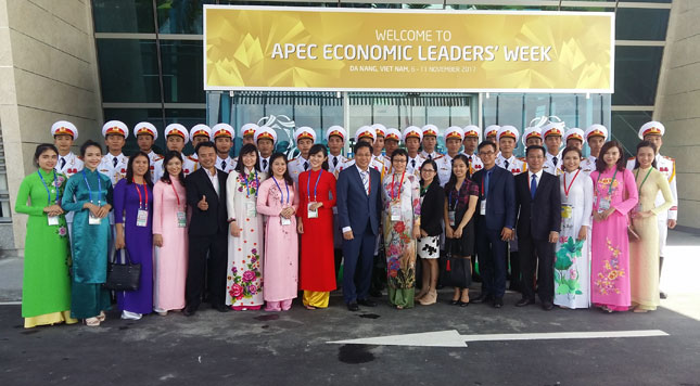 Many staff members of the Department of Foreign Affairs (1st row) serving the APEC Week 2017 