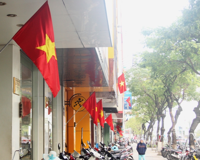 Tuyến phố kinh doanh khang trang, hiện đại đẹp hơn với những lá cờ được treo theo kiểu mới