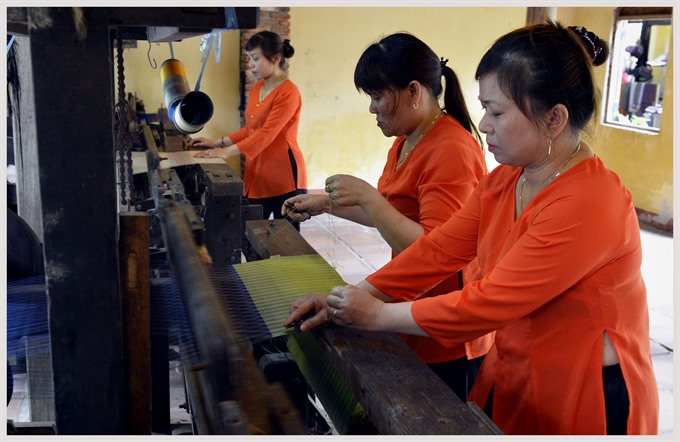 Artisans in Quảng Nam Province perform silk weaving during 6th Quảng Nam Heritage Festival. — VNA/VNS Photo Thanh Hà Read more at http://vietnamnews.vn/life-style/420323/top-ten-cultural-and-tourism-events-of-2017.html#Pu7qXphdYhcllQCE.99