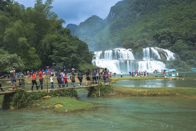 Bản Giốc Waterfall is one of Việt Nam’s most impressive natural sights. — VNA/VNS Photo Trọng Đạt Read more at http://vietnamnews.vn/life-style/420323/top-ten-cultural-and-tourism-events-of-2017.html#Pu7qXphdYhcllQCE.99