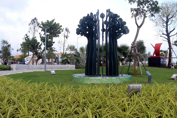 7. APEC Park was opened to public on the west bank of the Hàn River in Đà Nẵng City during the 2017 APEC Summit, featuring 18 sculptures from APEC economies. — Photo saostar.vn Read more at http://vietnamnews.vn/life-style/420323/top-ten-cultural-and-tourism-events-of-2017.html#Pu7qXphdYhcllQCE.99