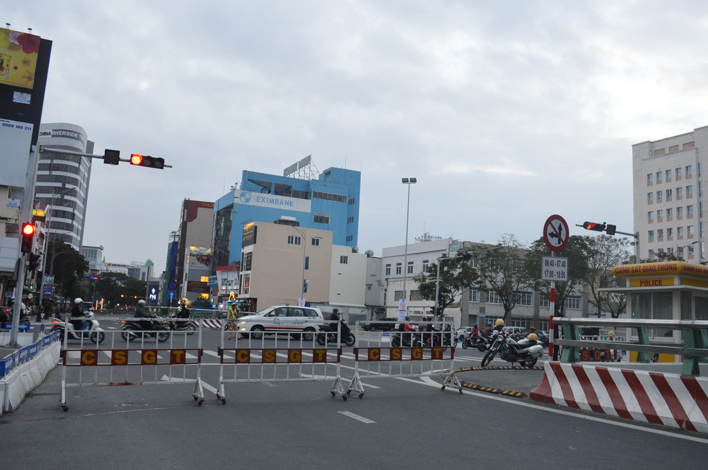 Ngày đầu cấm rẽ trái từ đường Trần Phú qua cầu Sông Hàn giờ cao điểm: Bước đầu hạn chế ùn tắc