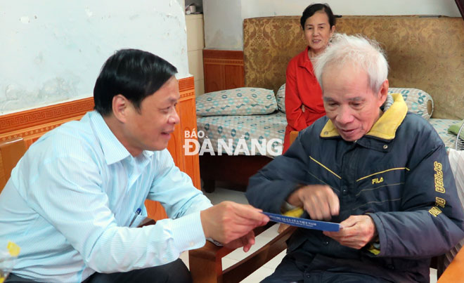 UBND huyện Hoàng Sa thăm các gia đình nhân chứng