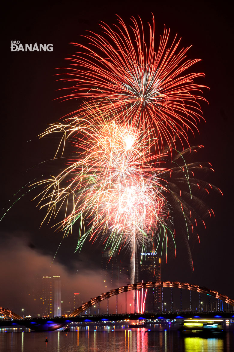 The fireworks show really enthralls local locals and visitors (Photo: Minh Tri)