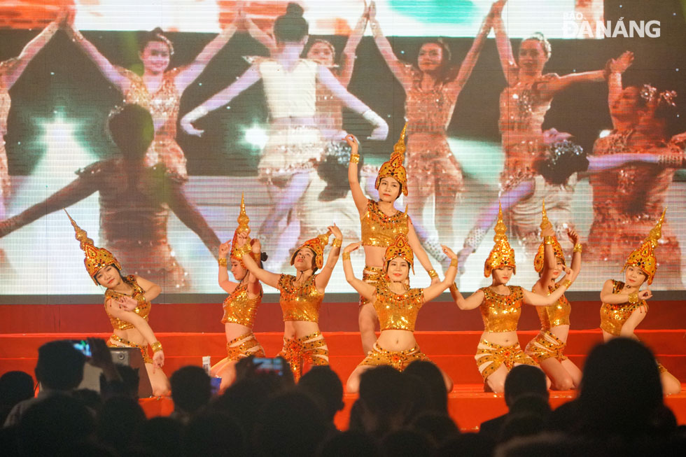  An impressive arts performance at the event (Photo: Kha Thinh)