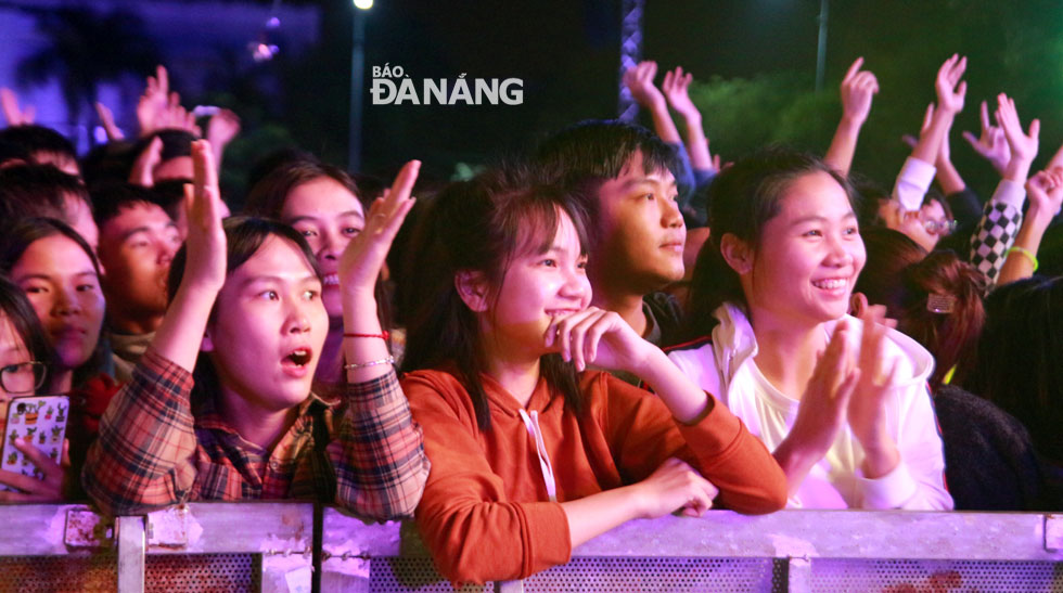 The audience members being enthralled by the New Year Countdown Party (Photo: Trung Kien)