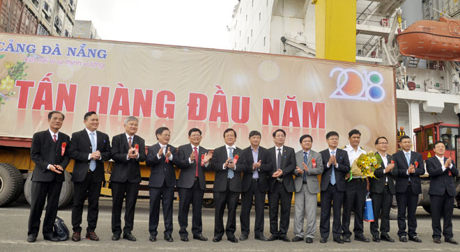 The city leaders at the welcome ceremony for the first cargo of 2018