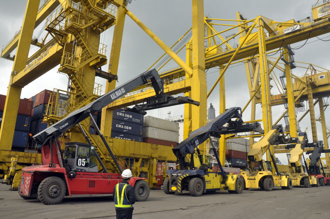 The first cargo of 2018 being unloaded