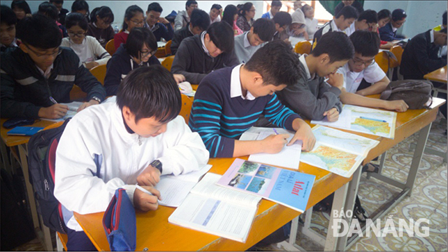 Phát huy tính chủ động tích cực cho học sinh để nâng cao chất lượng giáo dục.  Trong ảnh: Một giờ học tại Trường THPT Hoàng Hoa Thám.