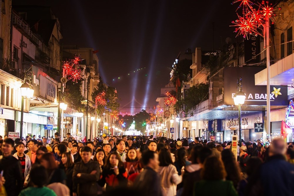 Hanoi streets were also filled with people, especially youths, on the New Year's Eve. (Source: VNA)