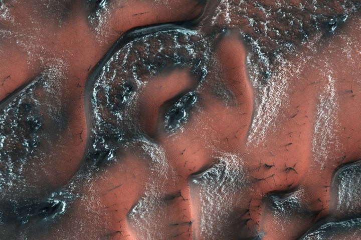 Những đụn nước đá tìm thấy trên bề mặt sao Hỏa. Ảnh: Đại học Arizona