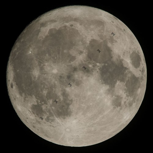 Trạm vũ trụ quốc tế ISS bay ngang qua Mặt trăng. Ảnh: NASA