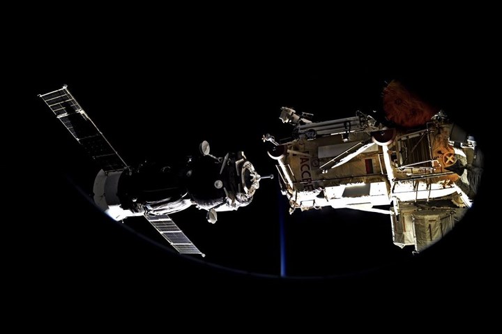 Tàu vũ trụ Soyuz ghép nối vứi trạm vũ trụ quốc tế ISS. Ảnh: Roskosmos