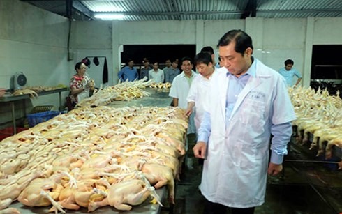 Inspectors check food safety and hygiene in a market. This year the inspection will last until April 2. – Photo vov.vn Read more at http://vietnamnews.vn/society/420430/inspection-teams-on-food-hygiene-safety-founded.html#gmKBplmBkDT9ISv7.99