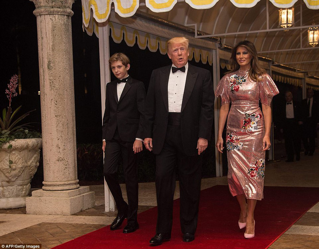 Vợ chồng Tổng thống Trump cùng con trai Barron Trump tại tiệc năm mới ở Mar-a-Lago (Ảnh: AFP)