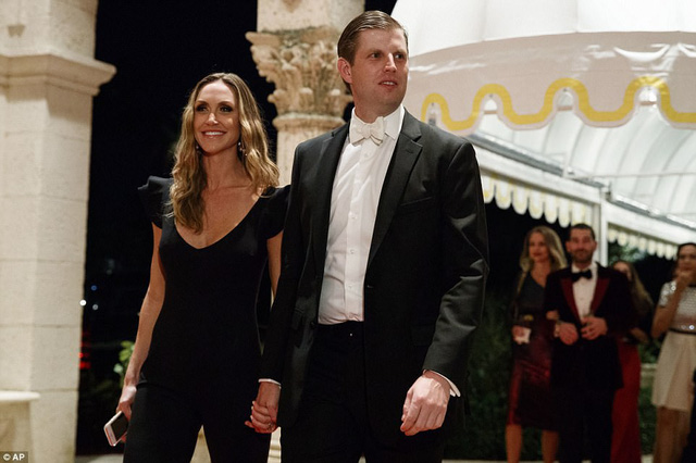 Vợ chồng con trai thứ Eric Trump và Lana Trump tiến bước vào thảm đỏ (Ảnh: AP)