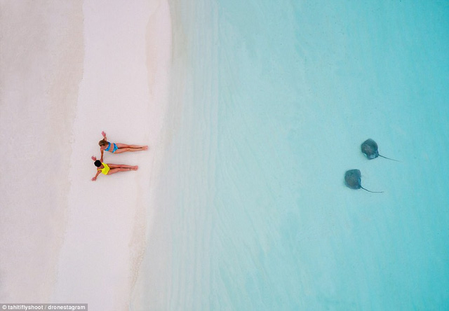 Hai phụ nữ tận hưởng khung cảnh đẹp như tranh trên bãi biển quần đảo Polynesia thuộc Pháp