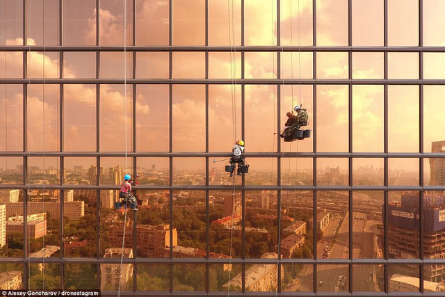 Những người thợ làm vệ sinh cửa sổ của một tòa cao ốc ở Moscow, Nga