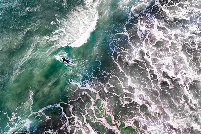 Một vận động viên lướt sóng người Bồ Đào Nha đang thử sức với những con sóng lớn