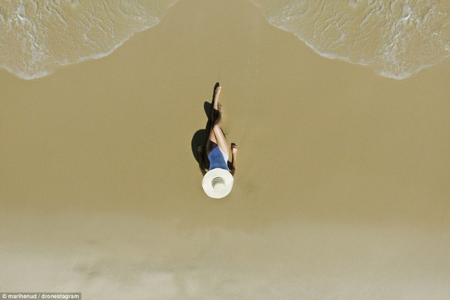 Một phụ nữ tắm nắng trên bãi biển Rio De Janeiro, Brazil