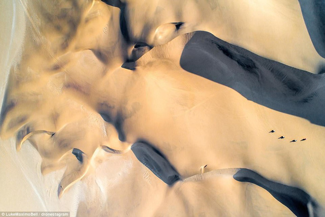 Đồi cát ở Namibia trong khung cảnh hoàng hôn kỳ ảo