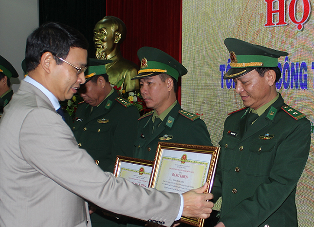 Phó Chủ tịch UBND thành phố Hồ Kỳ Minh trao Bằng khen của UBND thành phố Đà Nẵng cho các cá nhân có nhiều thành tích trong phong trào Thi đua quyết thắng năm 2017.