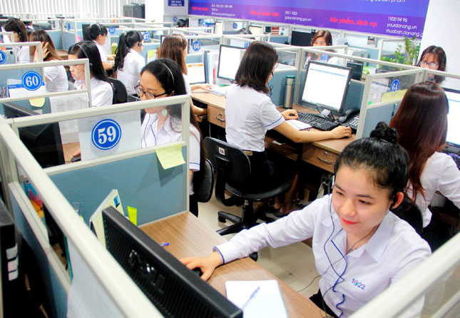 The operators of the new hotline (Photo: VNA)