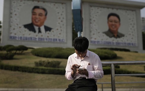 Một nam giới Triều Tiên sử dụng điện thoại thông minh ở Bình Nhưỡng. Ảnh: AP.