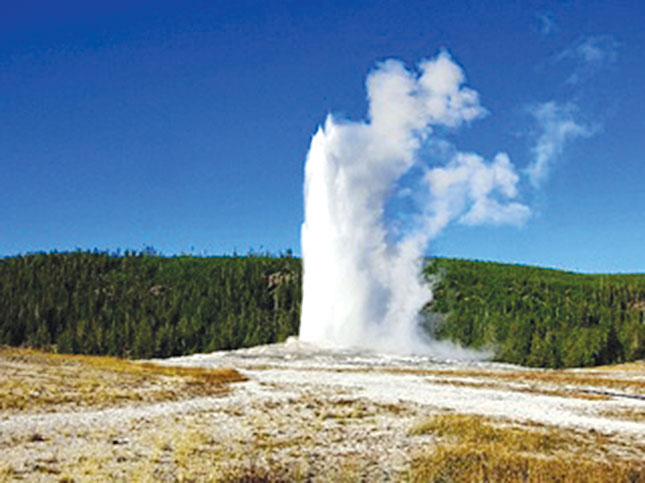 Suối nước nóng Old Faithful trong Yellowstone cứ khoảng 90 phút lại phun cột nước cao 40 mét lên trời. Sự phun trào này diễn ra đều đặn hàng trăm năm nay.