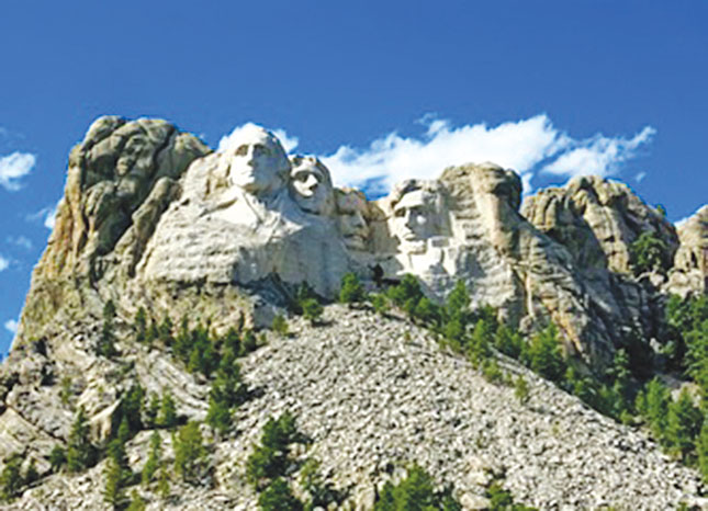 Khu tưởng niệm quốc gia núi Rushmore (bang South Dakota) là một tác phẩm điêu khắc khổng lồ với chân dung 4 vị tổng thống Mỹ được tạc vào khối đá granit. Từ trái qua phải, bốn vị tổng thống đó là: George Washington, Thomas Jefferson, Theodore Roosevelt và Abraham Lincoln. Đây là những nhân vật nổi tiếng, biểu trưng cho lịch sử 130 năm đầu tiên của Hoa Kỳ.