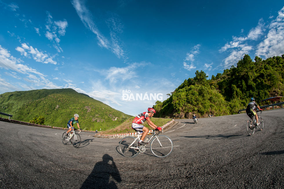  Cyclists taking a hairpin curve on the pass in an off-road tour