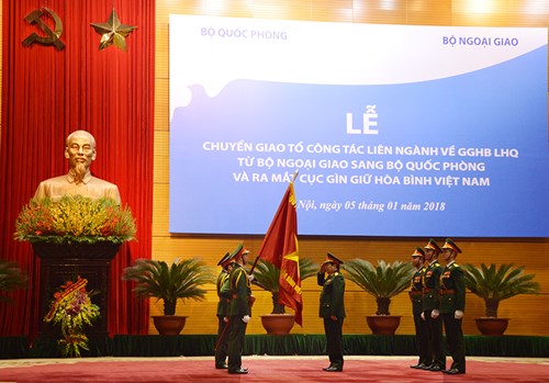 Đại tướng Ngô Xuân Lịch trao Quân kỳ Quyết thắng cho Cục GGHB Việt Nam - Ảnh: QĐND