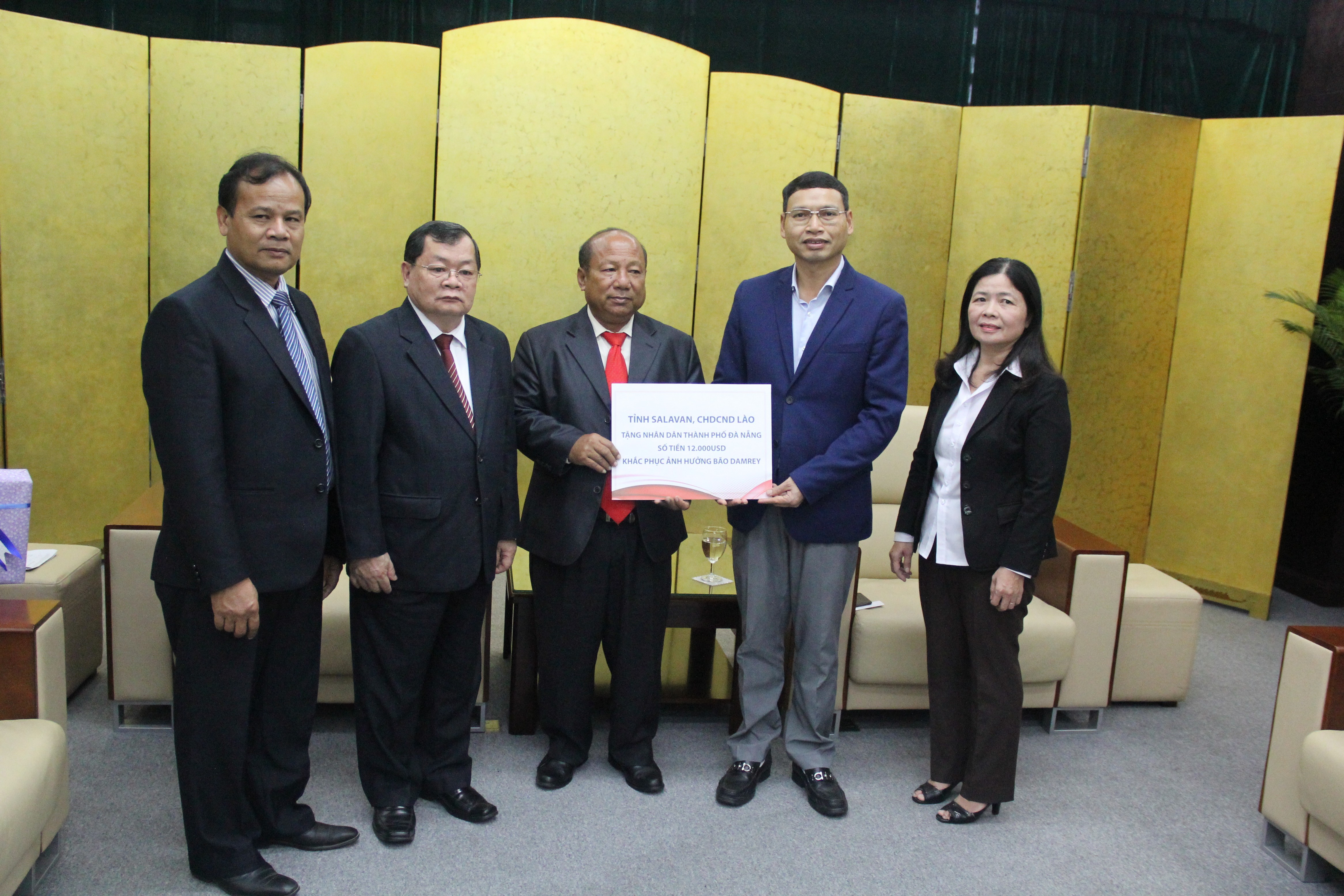  Deputy Governor Buathory Khounyotpanya (centre) presenting the donation to the city