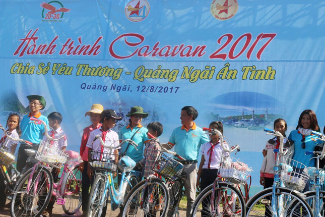 Chị Nguyễn Thị Cẩm Vân (bìa phải) trong hành trình Caravan 2017 tại tỉnh Quảng Ngãi tháng 8-2017.