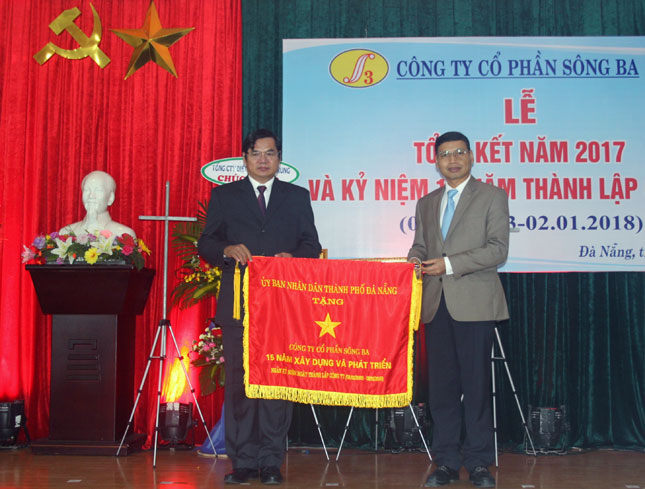 Phó Chủ tịch UBND thành phố Hồ Kỳ Minh (phải) trao cờ thi đua của UBND thành phố cho Công ty CP Sông Ba.