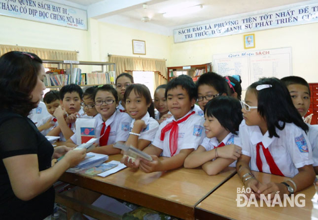 Học sinh mượn sách tại thư viện Trường THCS Nguyễn Huệ (quận Hải Châu).