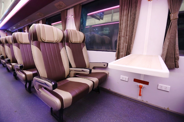 Each train consists of 15 carriages, including the locomotive, with the pilot train SE4 featuring four high-end soft-seat carriages featuring 56 seats each.