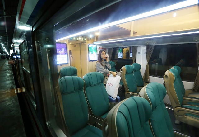 Compared to the previous generation trains, these new carriages have more spacious and solid luggage racks to ensure safety. In addition, there are venues for passengers’ bulk suitcases at both ends of each carriage.