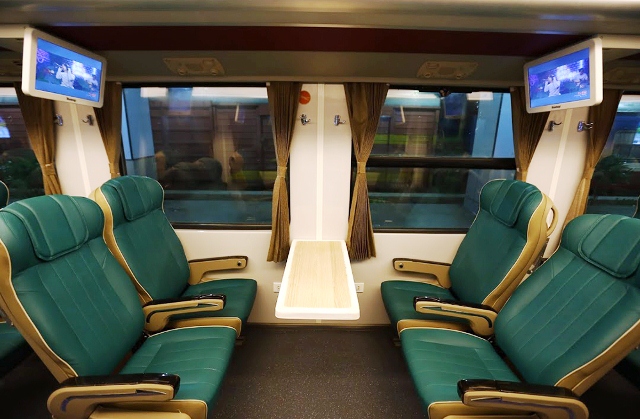 With the view of increasing conveniences to meet passengers’ entertainment demand, each carriage is equipped with a bookshelf and four electronic visual displays.
