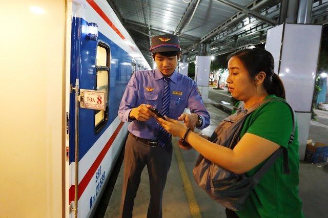 As scheduled, Saigon Railways will operate one train per day on the Thong Nhat railway route. It takes 30 hours for each train to move from the starting terminal to the terminal at its destination.