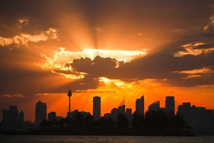Mặt trời đỏ rực trên bầu trời thành phố Sydney. 