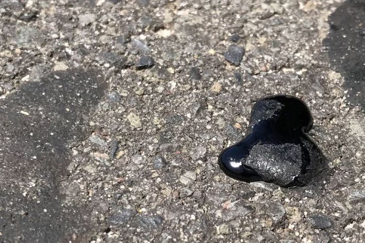 Nắng nóng khiến nhựa đường tan chảy.