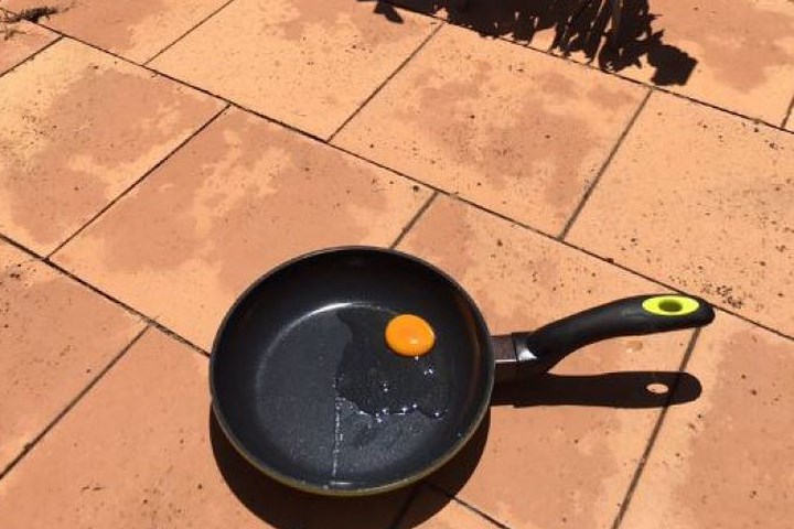 Nắng đến mức người ta thử rán trứng ngoài trời ở Mullumbimby, New South Wales.