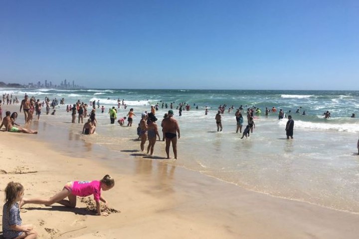Người dân đổ ra bãi biển để tránh nắng.