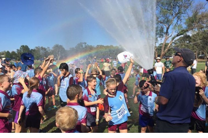 Khu vui chơi của trẻ em tại Adelaide cũng phải lắp đặt các vòi nước để hạ nhiệt.