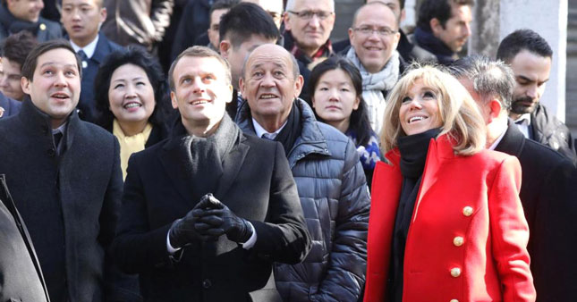 Tổng thống Pháp Emmanuel Macron (giữa, hàng trước) và đệ nhất phu nhân Brigitte Macron thăm thành phố Tây An, tỉnh Thiểm Tây - nơi xuất phát “Con đường tơ lụa” cổ xưa. Ảnh: AFP/Getty Images