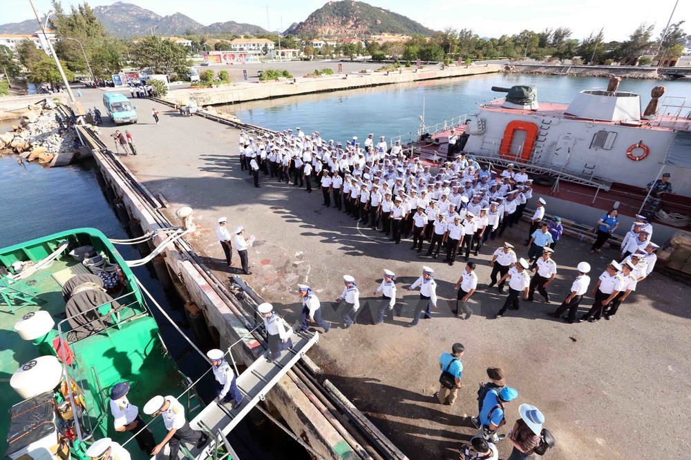 Naval soldiers ​queue up to go aboard. (Source: VNA)